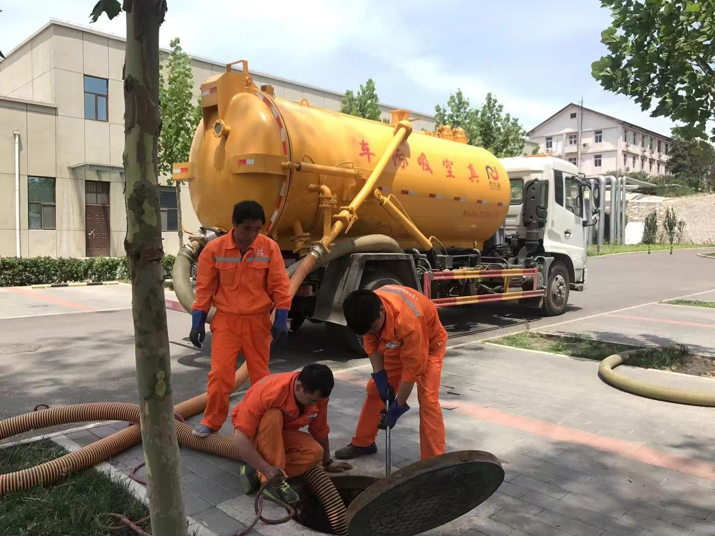 通许管道疏通车停在窨井附近