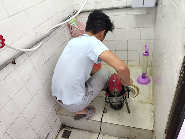 通许管道堵塞冒臭气 专业师傅现场解决问题